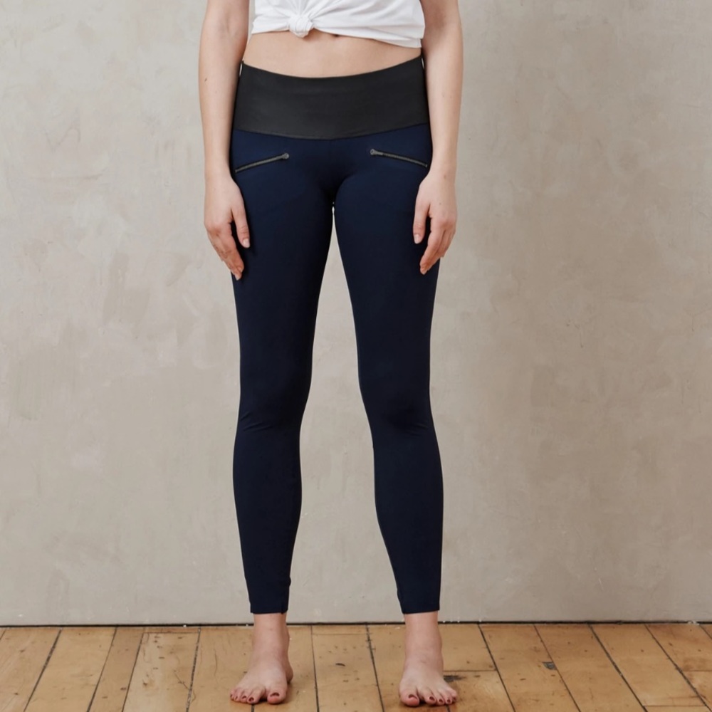 Aday Throw and Roll Leggings in Navy